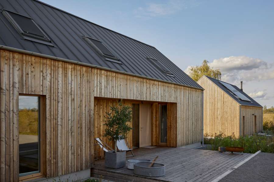 Roen sænker sig under ståltag på idyllisk naturgrund, Fischerstraße 11d, 14778 Päwesin, Tyskland